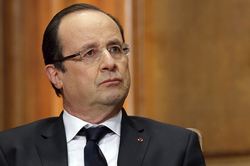 During his speech, Hollande in France shot people
