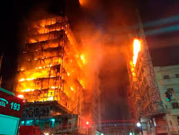 In the center of Sao Paulo struck a burning high-rise building