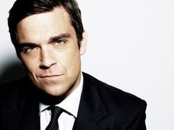 Robbie Williams injects himself with testosterone