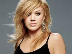 Kelly Clarkson "hates" talking about herself