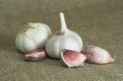 Scientists: Men should eat garlic before a date