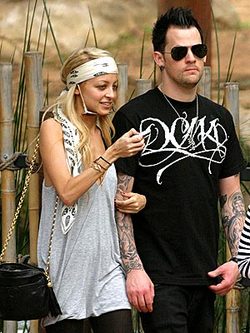 Nicole Richie and Joel Madden are to marry next month