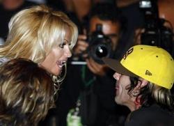 Tommy Lee apologizes for MTV brawl