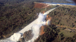 The water level in the dam disaster in California falls