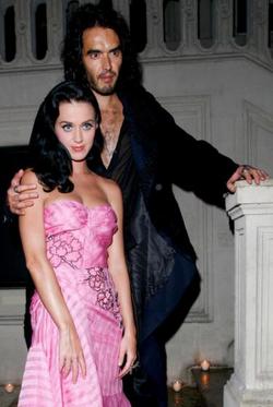 Russell Brand wears his fiancée Katy Perry`s clothes