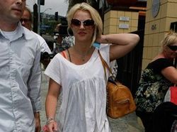 Britney Spears banned from owning a mobile phone