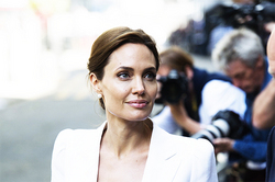 Angelina Jolie fell ill with chickenpox