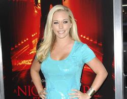 Kendra Wilkinson tries to fit in sex