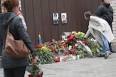 Residents of Donetsk have started to bring flowers to the place of death.
