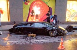 Lamborghini rammed showcase the Central Department store in Moscow
