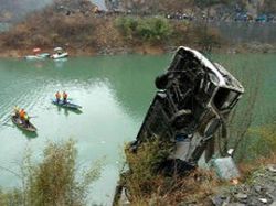 In China, passenger bus fell into the lake