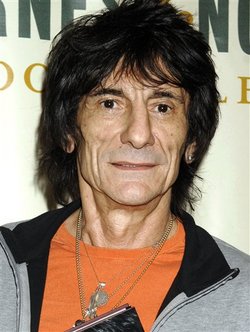 Ronnie Wood gets close to burlesque dancer
