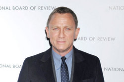 Daniel Craig happy to play bond
