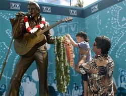 Elvis statue unveiled at site of classic Hawaii concert