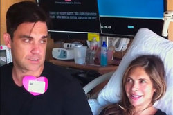 Robbie Williams with humor spent childbirth wife (photos, video)