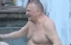Zhirinovsky bathed in the fountain (video)