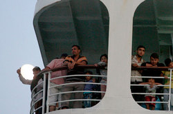 A thousand migrants wanted to break through on the ferry
