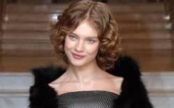 Nude Vodianova feeds son Breasts (photo)