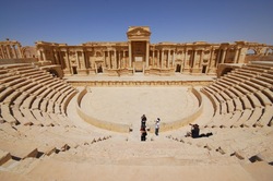 In Palmyra restore ancient buildings