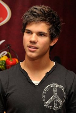 Taylor Lautner still lives with his parents