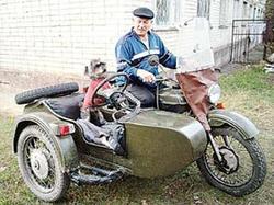 Stavropoulos pensioner taught dog to ride on motorcycle