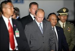 Putin in Indonesia to strengthen economic ties