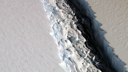 A huge glacier in Antarctica split from the inside