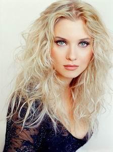 Russian model Elena Lenina became victim of disorders in Paris.