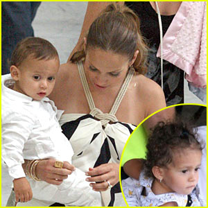 Jennifer Lopez can`t stop showing off her twins