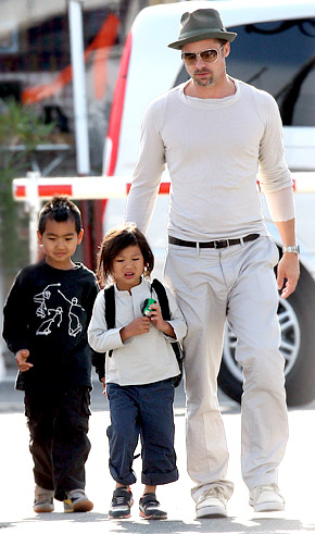 Brad Pitt Takes Boys to Dave & Buster`s!