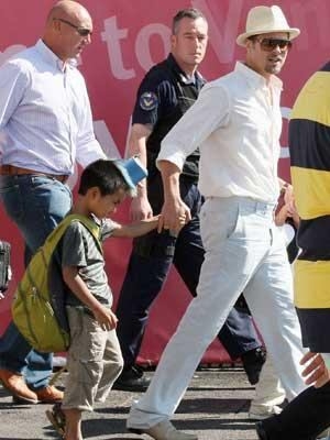 Brad Pitt Takes Boys to Dave & Buster`s!