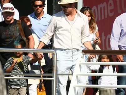 Brad Pitt Takes Boys to Dave & Buster`s!