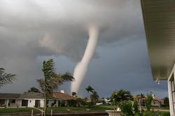 Through the Central part of the United States was swept by a tornado