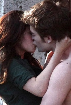 Robert Pattinson and Kristen Stewart kissed on stage