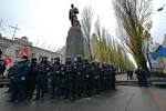 Police sets causes the fall of a monument to Lenin in the Donbass
