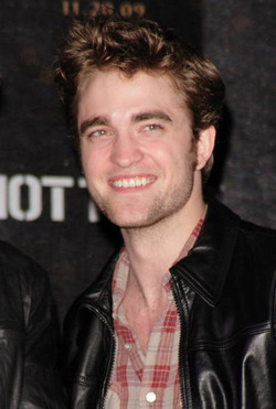 Robert Pattinson`s `Remember Me` Clothes To Be Sold For Charity