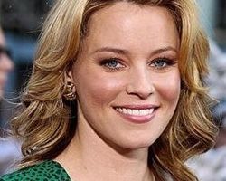 Elizabeth Banks says her surrogate is like an "auntie"