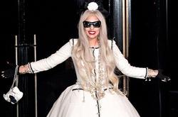 Lady Gaga prefers "daring" lesbians to heterosexual men