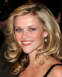 Reese Witherspoon keeps a make-up bag