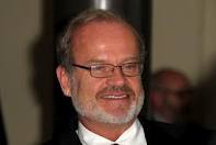 Kelsey Grammer is "quite good" at changing diapers