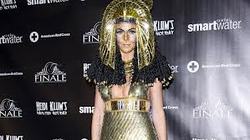 Heidi Klum dressed as Cleopatra for her Haunted Holiday party