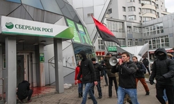 In Kiev radicals attacking the offices of Russian banks