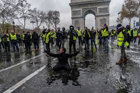 In Paris, clashes broke out "yellow jackets" and the police