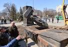 A monument in honor of the friendship of Ukraine and Russia pulled down in Kharkiv
