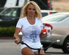 Pamela Anderson is a "strict" mother