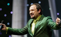 Stas Mikhailov cracked his pants on stage