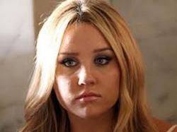 Amanda Bynes locked herself in a store changing room