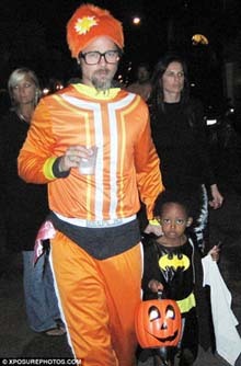 Brad Pitt & Angelina Jolie go trick or treating with their kids