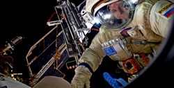 The astronaut told the unusual emotions when spacewalk
