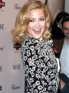 21 December 14:19: Kate Hudson`s Holiday Bash: High Spirits, But No A-Rod